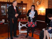 Pj kiittää juhlapuhujaa (Riitta Vanhatalo/Suomen kotiseutuliitto)