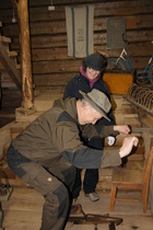 Museoamanuenssi tutustumassa esineistöön