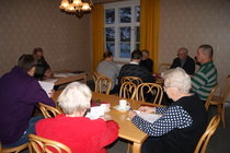 Kivekästä valitsemassa