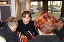 Sirkka onnittelee Helenaa